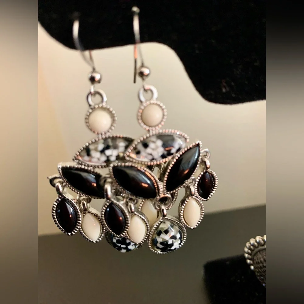 Set of Six Pairs of Elegant Assorted Earrings🩷.No missing rhinestones or beads. - Picture 4 of 7